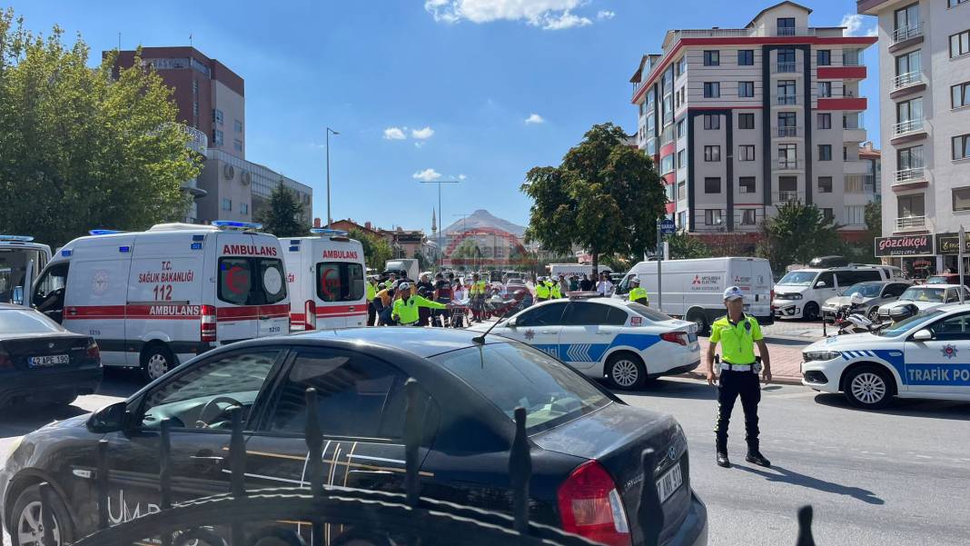 Konya’da polis motosikleti ile motosiklet çarpıştı! Yaralılar var 9